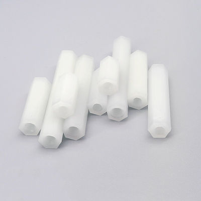 Receptor de plástico redondo de nylon branco para montagem através de buracos em placas de circuito impresso